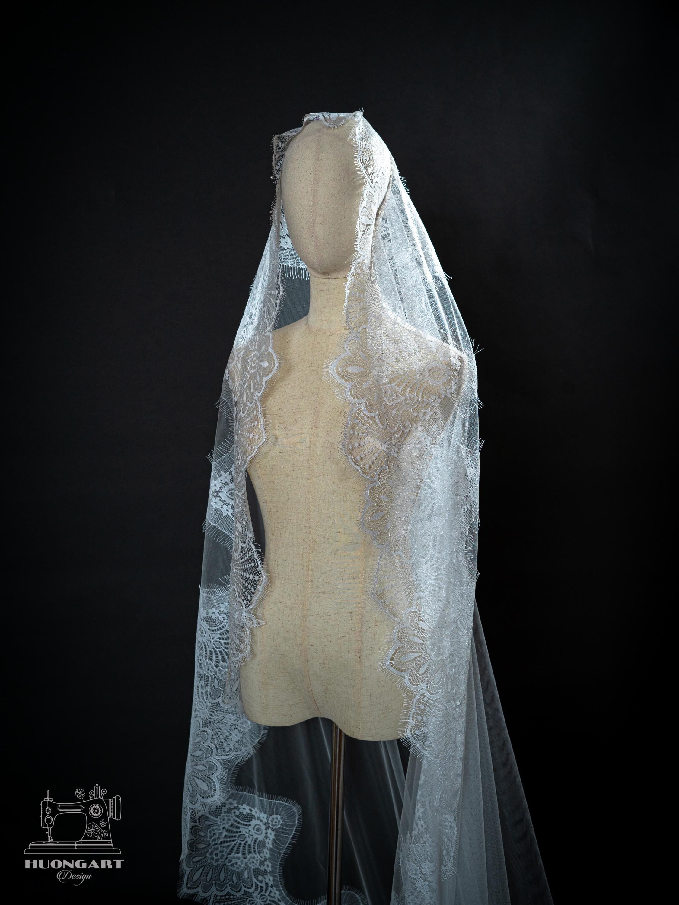 Scalloped Chantilly Lace Wedding Veil | Cathedral Mantilla