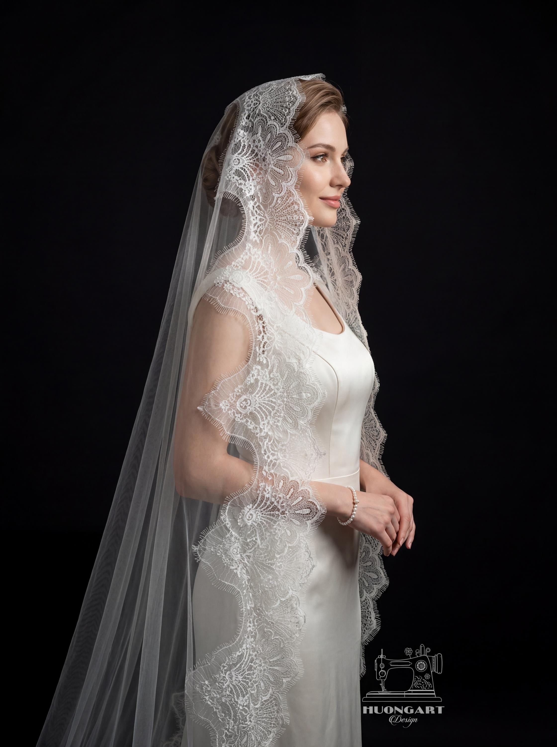 Scalloped Chantilly Lace Wedding Veil | Cathedral Mantilla