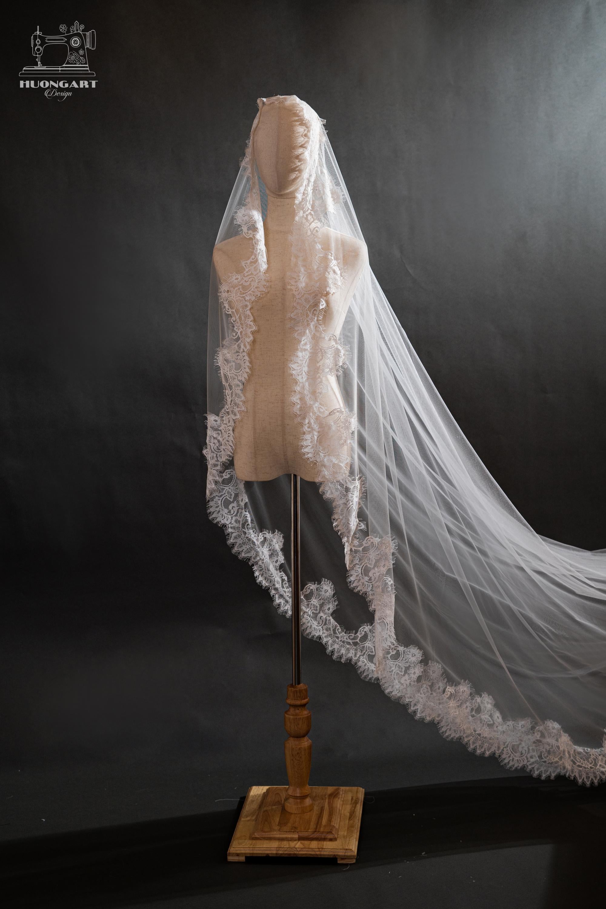 Vintage Chantilly Lace Cathedral Veil – Scalloped Mantilla