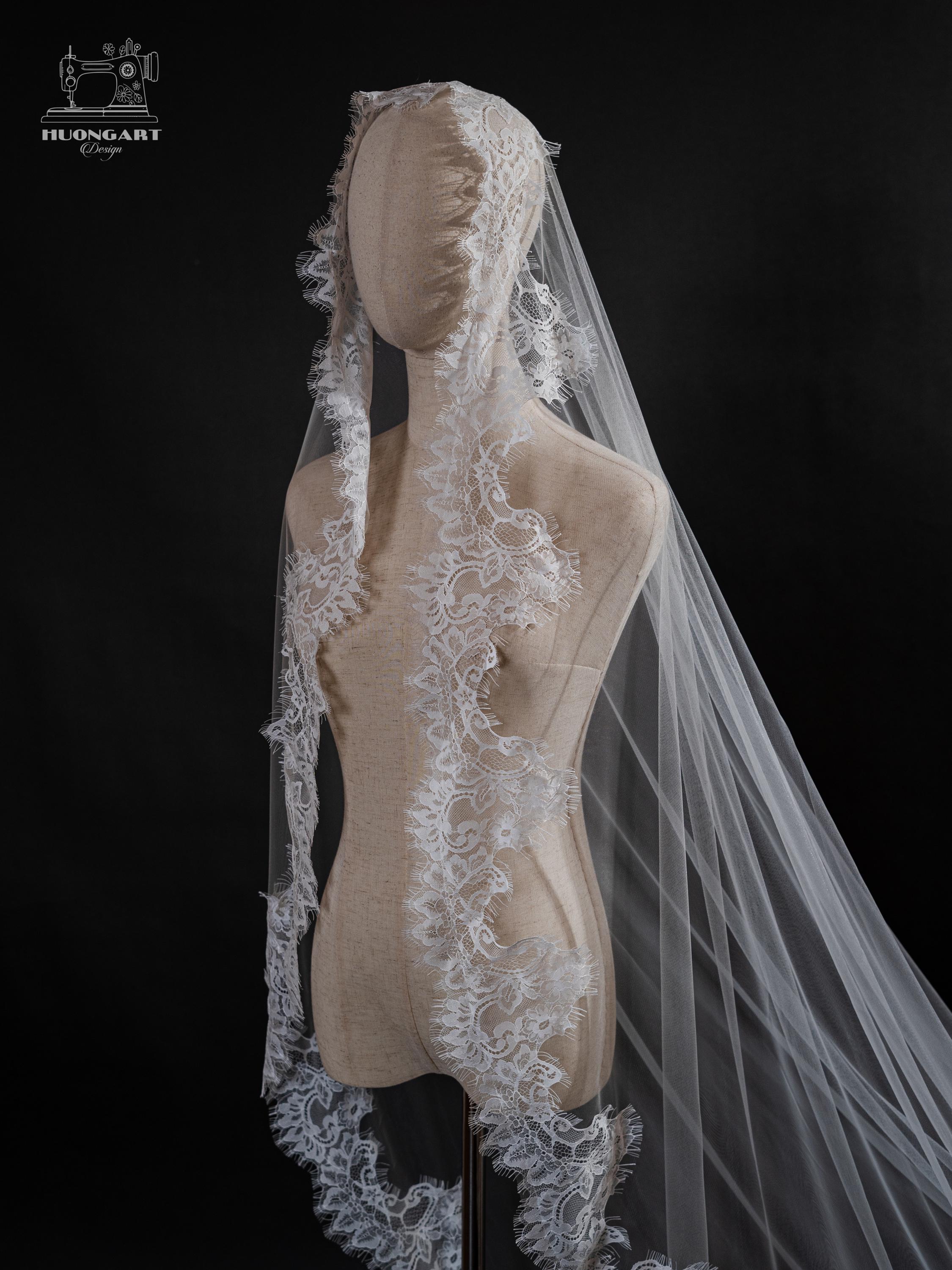 Vintage Chantilly Lace Cathedral Veil – Scalloped Mantilla