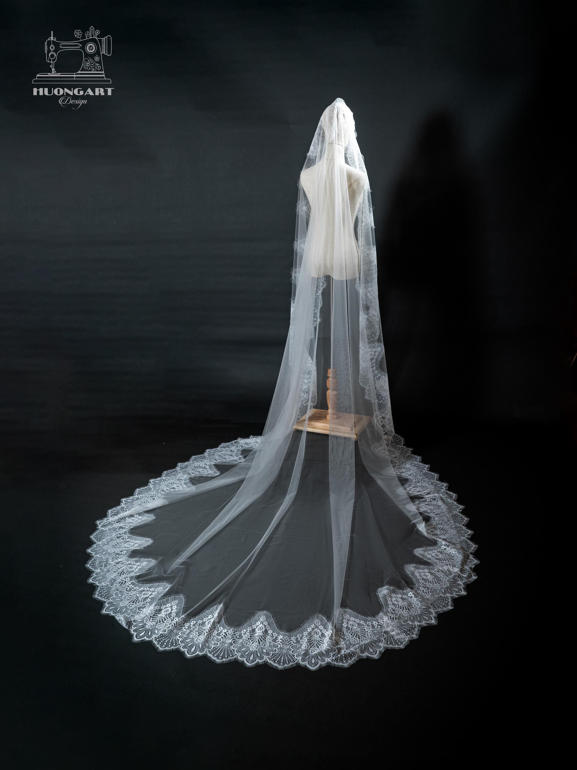 Scalloped Chantilly Lace Wedding Veil | Cathedral Mantilla