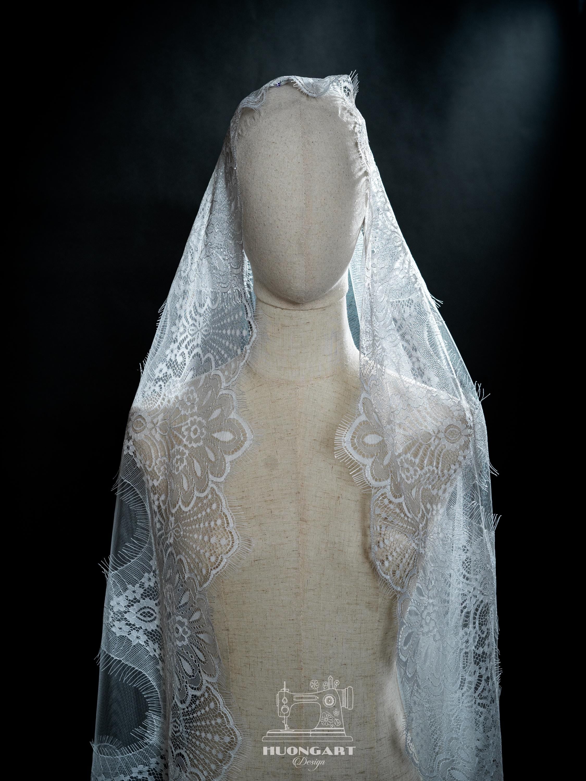 Scalloped Chantilly Lace Wedding Veil | Cathedral Mantilla
