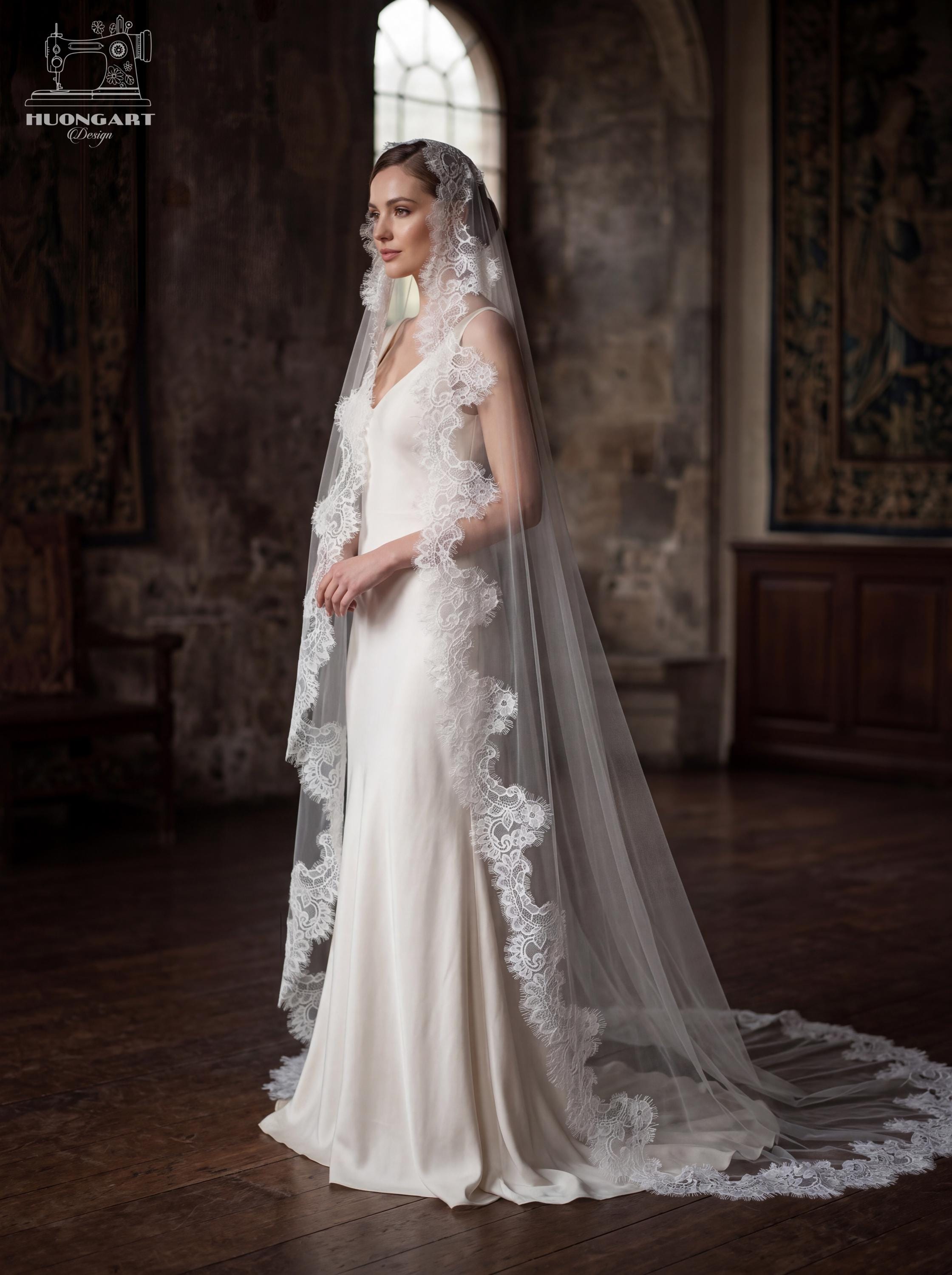 Vintage Chantilly Lace Cathedral Veil – Scalloped Mantilla