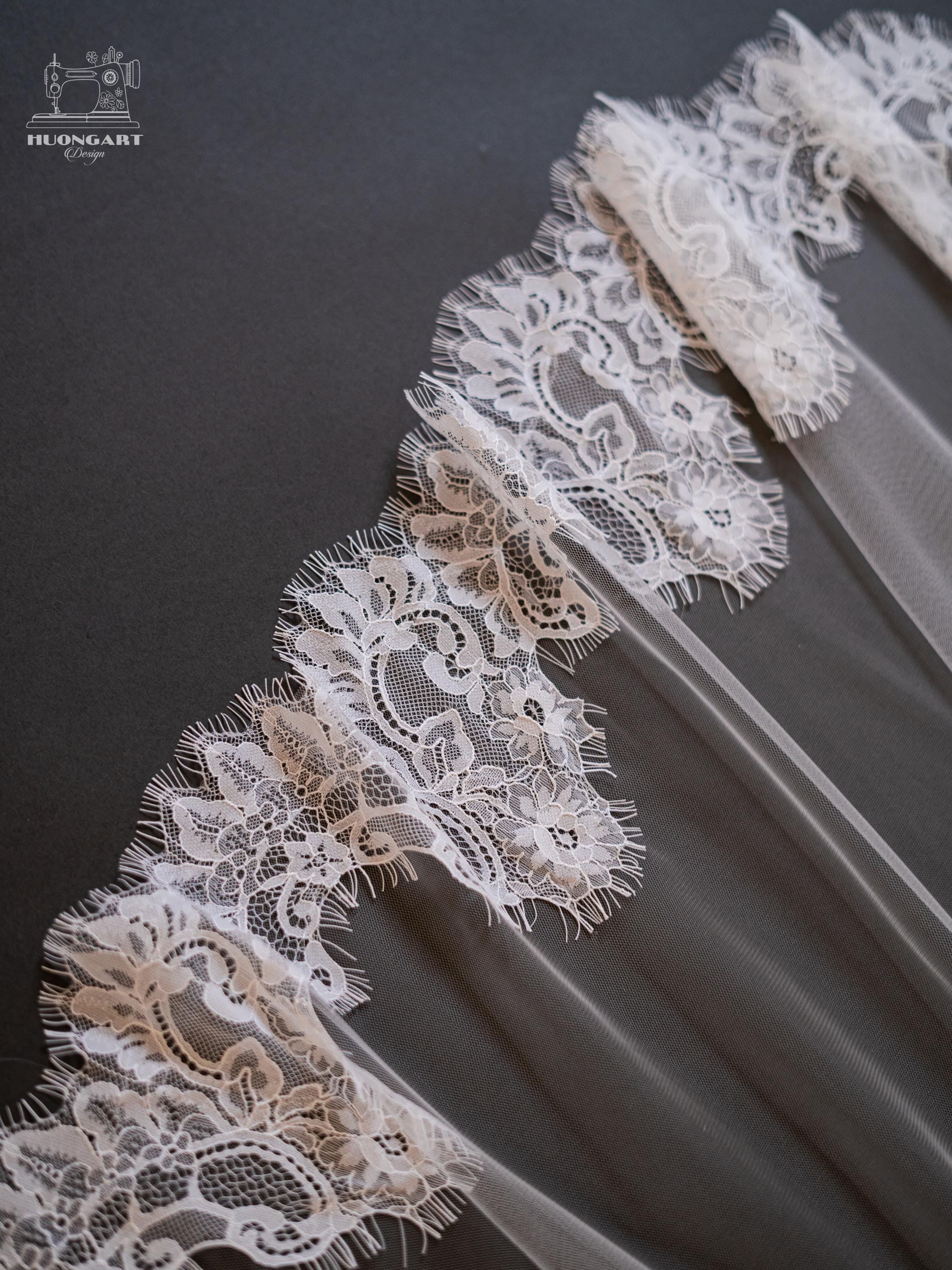 Vintage Chantilly Lace Cathedral Veil – Scalloped Mantilla